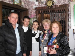 Вручение медали за снятие блокады Ленинграда Горюновой Н.А.