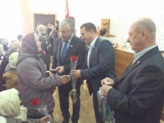 Торжественное вручение медатей труженикам тыла