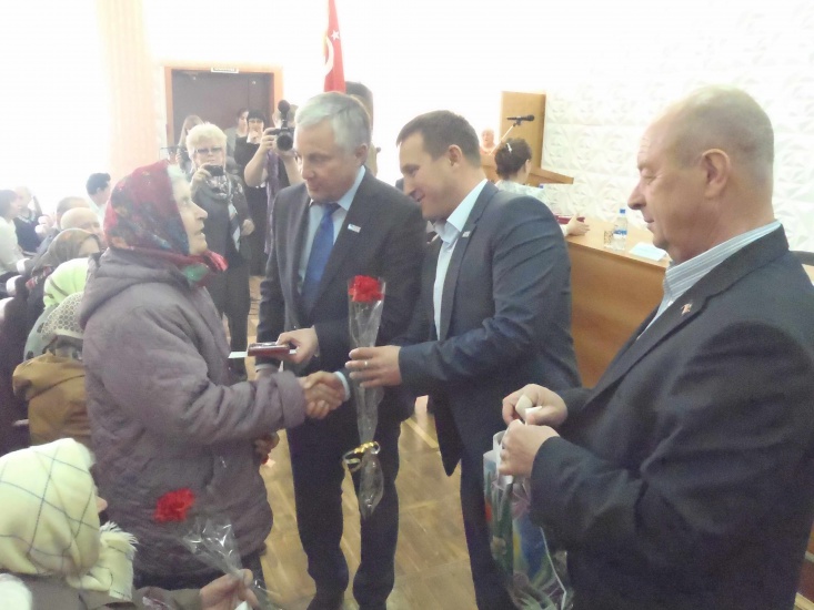 Торжественное вручение медатей труженикам тыла