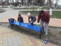 Покраска лавочек, мусорок, электростолбов в центральном парке