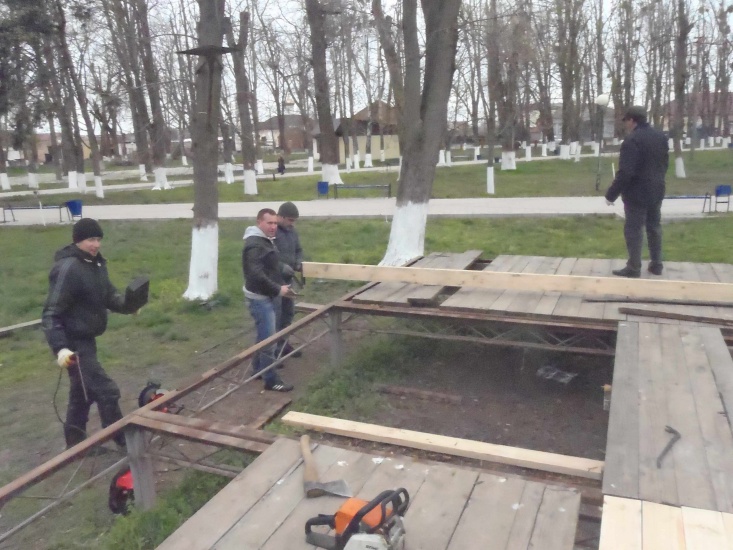 Ремонт помоста сцены в центральном парке
