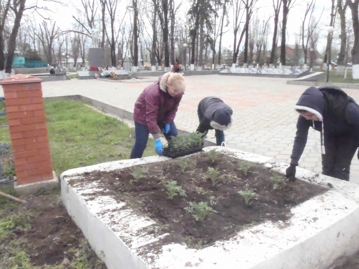 Высадка цветов на мемориале