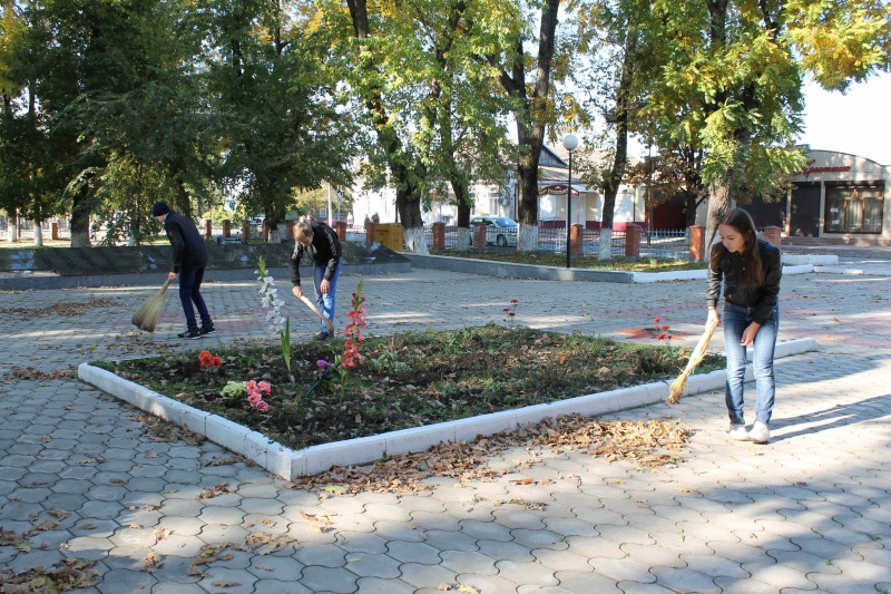 Уборка на мемориале БОУ СОШ № 10.